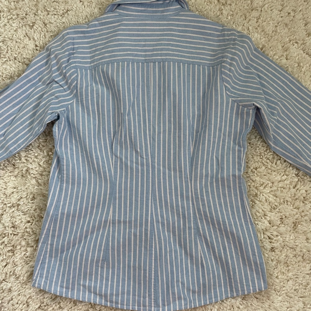 Womens Blue and white button up shirt size 6 from vineyard vines